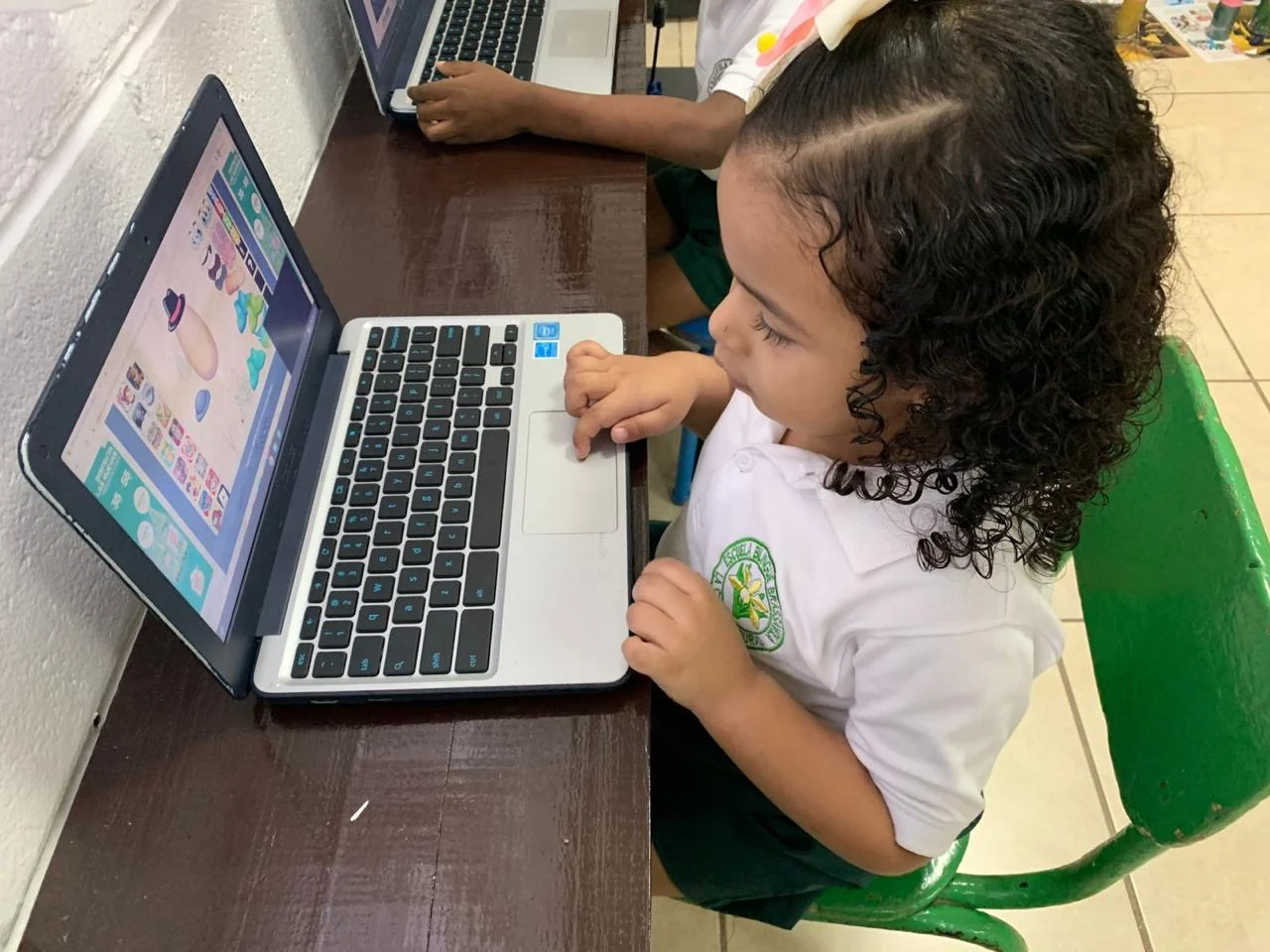 Estudiante de preescolar usando computadora